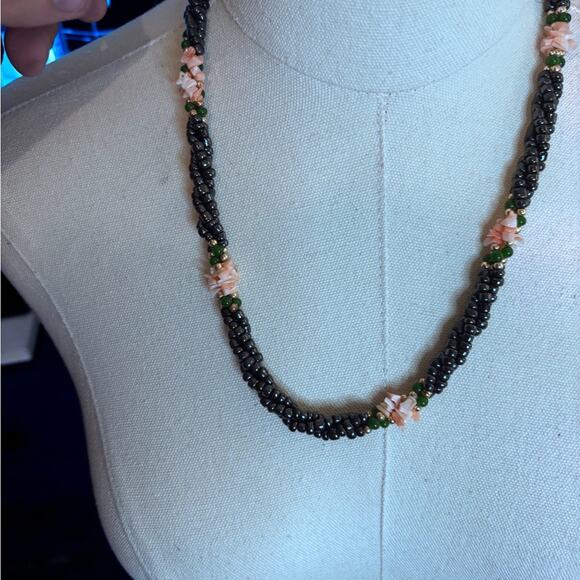Very pretty black/metallic beads with jade and shell - Picture 5 of 5